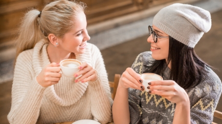 beneficios tomar café con amigos
