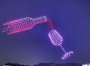 Show de drones representando una copa y botella de vino en Burdeos