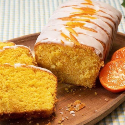 Budín de mandarina casero con miga tierna y aromática, preparado con zumo y ralladura de mandarina.