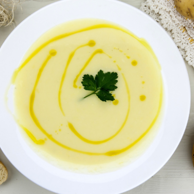 Vichyssoise tradicional servida fría con un hilo de aceite de oliva virgen extra y perejil fresco, acompañada de puerro y patatas, los ingredientes principales de esta clásica crema de verano.