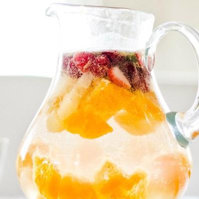 Jarra con agua infusionada
