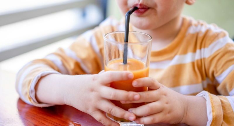 día de beber con pajita