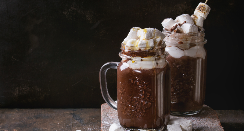 Bailey's Smores es un cóctel dulce de marshmallow con crema de whisky