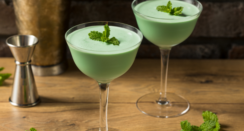 Grasshopper cocktail verde con hojas de menta fresca