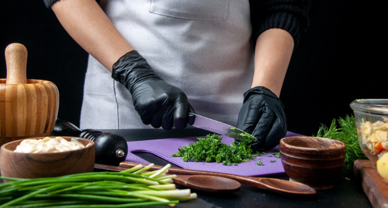 mujer cortando verduras