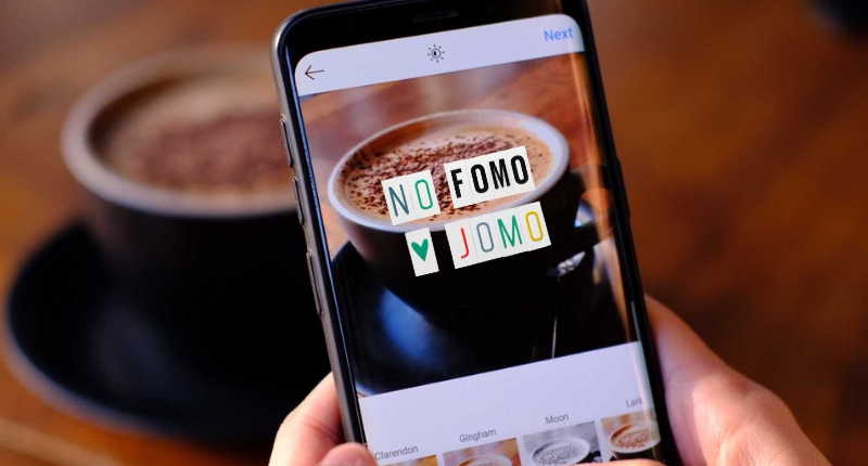 FOMO vs JOMO Persona fotografiando una taza de café con el móvil