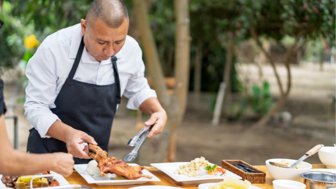 chef cocinando platos exóticos cuy