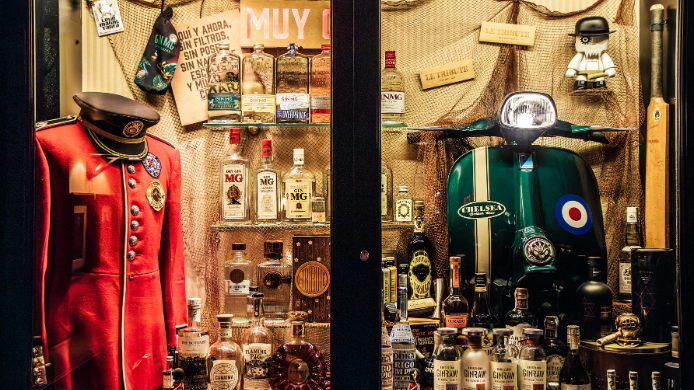 Expositor del bar Chelsea con su exposición de Gin MG