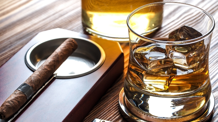 Maridaje de whisky escocés y habanos sobre barra de madera