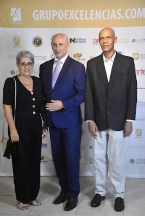 Los Maestros del Ron Cubano, Salomé Alemán y Tano, junto al Señor José Carlos De Santiago durante la ceremonia de los Premios Excelencias 2022