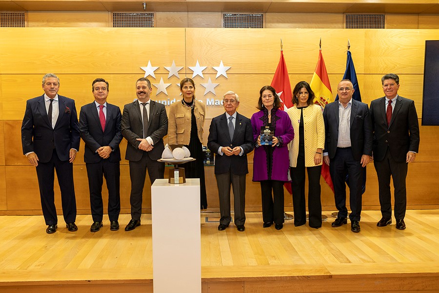 Entrega del Galardón a la Gastronomía Solidaria 2024. De izda, a dcha.: Alfonso Marín, Eduardo López-Puertas, Mariano de Paco, Lorena Larios, Rafael Ansón, Aline Finat Riva, Luciana Binaghi, Xavier Pont y Luis Ros. (Foto: AIBG)