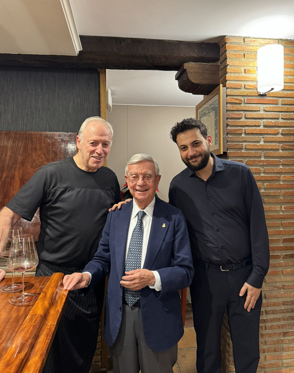 Rafael Ansón con Bittor Arginzoniz, chef y propietario del Asador Etxebarri, y Mohamed Benabdallah, director de sala y Grand Prix de l'Art de la Salle 2024. (Foto: Rafael Ansón)