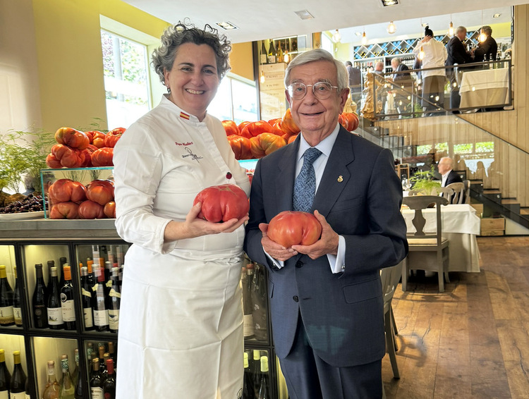 Rafael Ansón con Pepa Muñoz, propietaria del Qüenco de Pepa y presidenta de FACYRE, mostrando los tomates de su propia huerta. (Foto: Rafael Ansón)