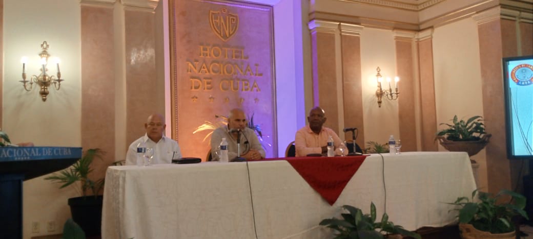  FOTO MESA: Directiva de la Asociación de Cantineros de Cuba. De izquierda a derecha, Máximo Lugo, tesorero; Eddis Naranjo, presidente; y Juan Carlos Valladares, vicepresidente.