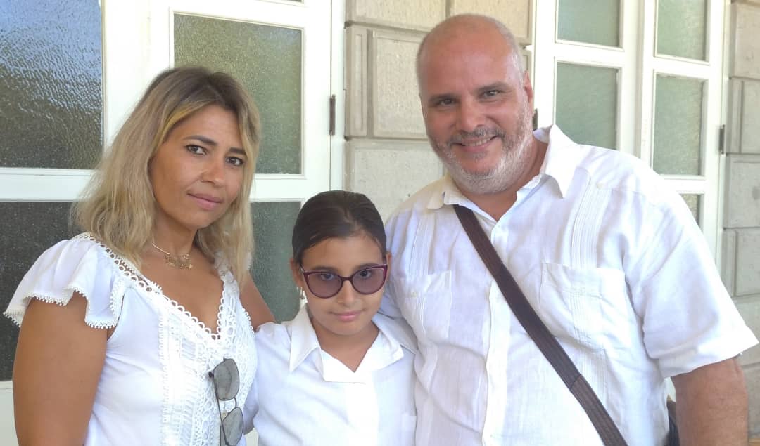 Sharina con sus padres, Yuzaima Arnaiz y el barman Juan Carlos Valladares
