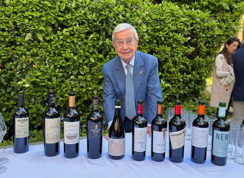 Rafael Ansón junto a los vinos de bodegas mendocinas.