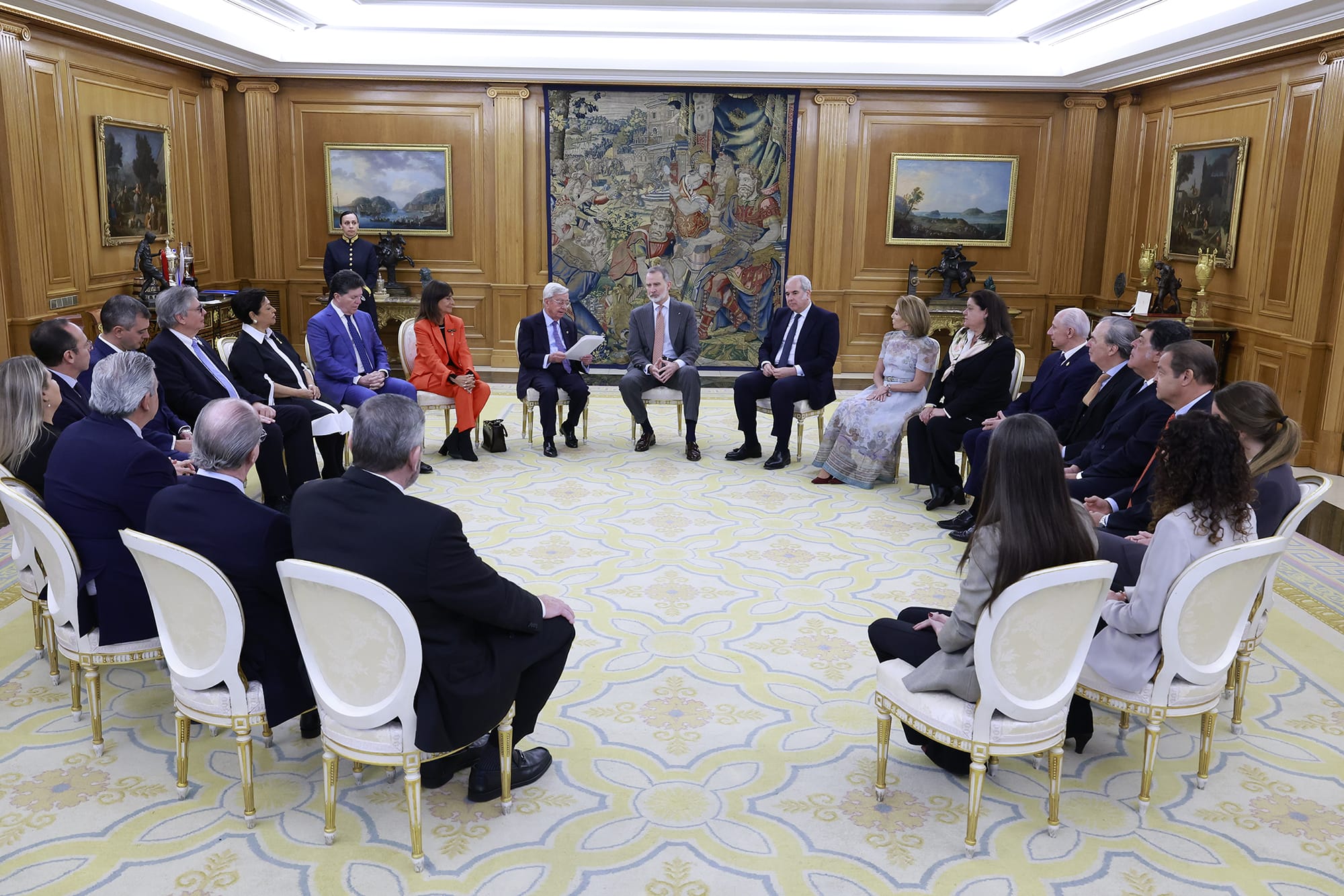 Su Majestad el Rey Felipe VI junto al presidente de la Academia Iberoamericana de Gastronomía y los presidentes y representantes de las 17 academias nacionales que la integran.