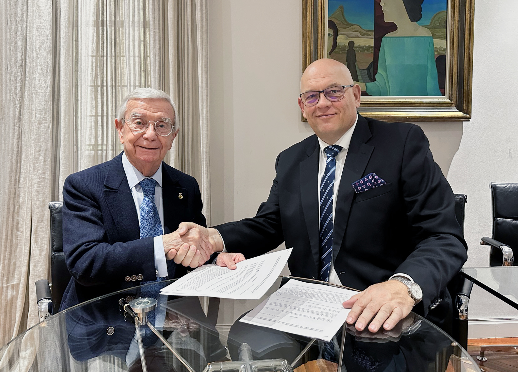 Rafael Ansón, como presidente de la AIBG, y Maciej Dobrzyniecki, como copresidente de la ECNG, firmando un acuerdo de colaboración.