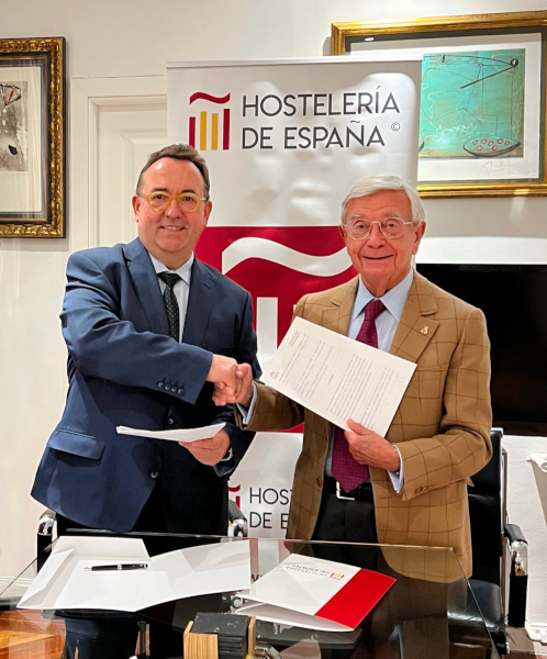El presidente de la AIBG, Rafael Ansón, y el presidente de Hostelería de España, Emilio Gallego, firmando un acuerdo de colaboración.