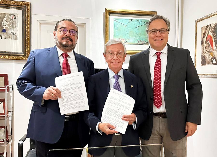 Rafael Ansón con Luis Lozano, CEO de Sucesores de Cumbres Mayores, y Enrique Cardoso, director comercial, en la firma del convenio con la AIBG.