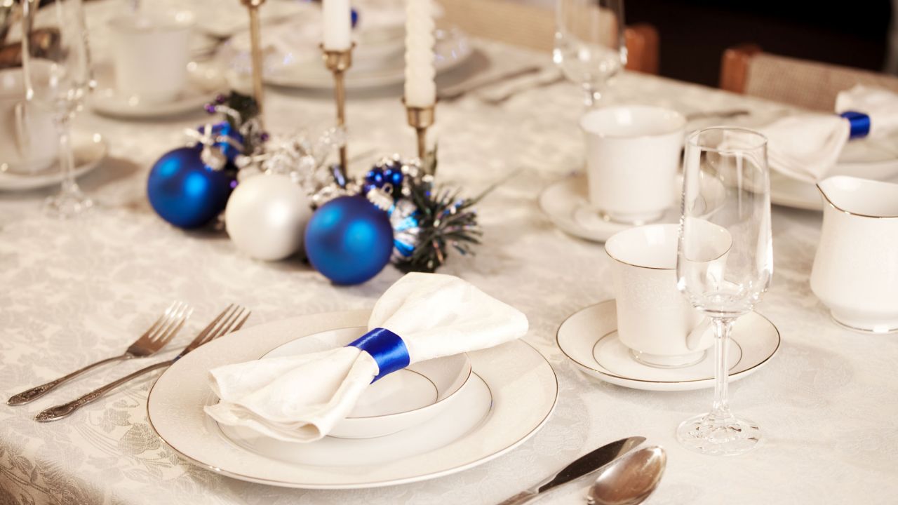 decorar la mesa de nochevieja-decoracion-azul-blanco
