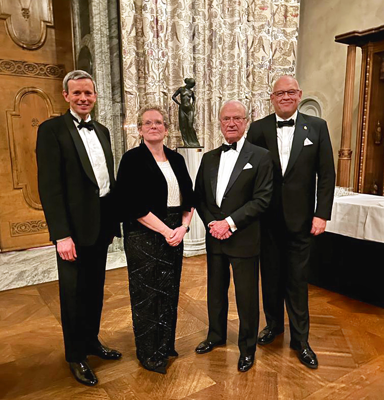 Maciej Dobrzyniecki con la alcaldesa de Estocolmo y el rey Carl XVI Gustaf en la cena de gala.