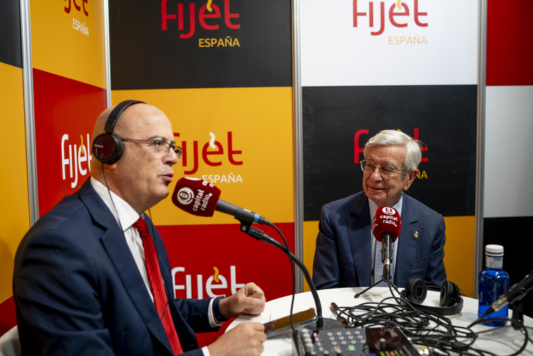 Miguel Ángel González entrevistando a Rafael Ansón en el stand de FIJET, en Fitur 2024. (Foto: AIBG)