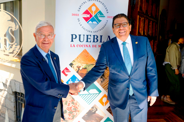 Rafael Ansón con Fabián Valdivia, director general del Instituto Municipal de Arte y Cultura de Puebla, en la residencia del Embajador de México en España. (AIBG)