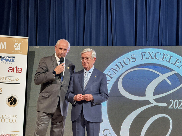 José Carlos de Santiago entregando un Reconocimiento a Rafael Ansón en los Premios Excelencias 2023. (Foto: Rafael Ansón)