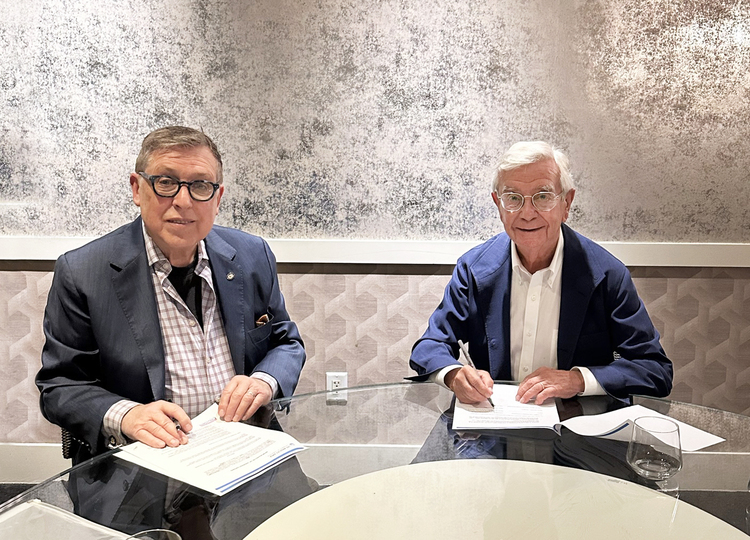 El presidente de la AIBG, Rafael Ansón, y el vicepresidente de Comercio Global e Inversión Extranjera de la Cámara de Comercio de Los Ángeles, firmando un acuerdo de colaboración.