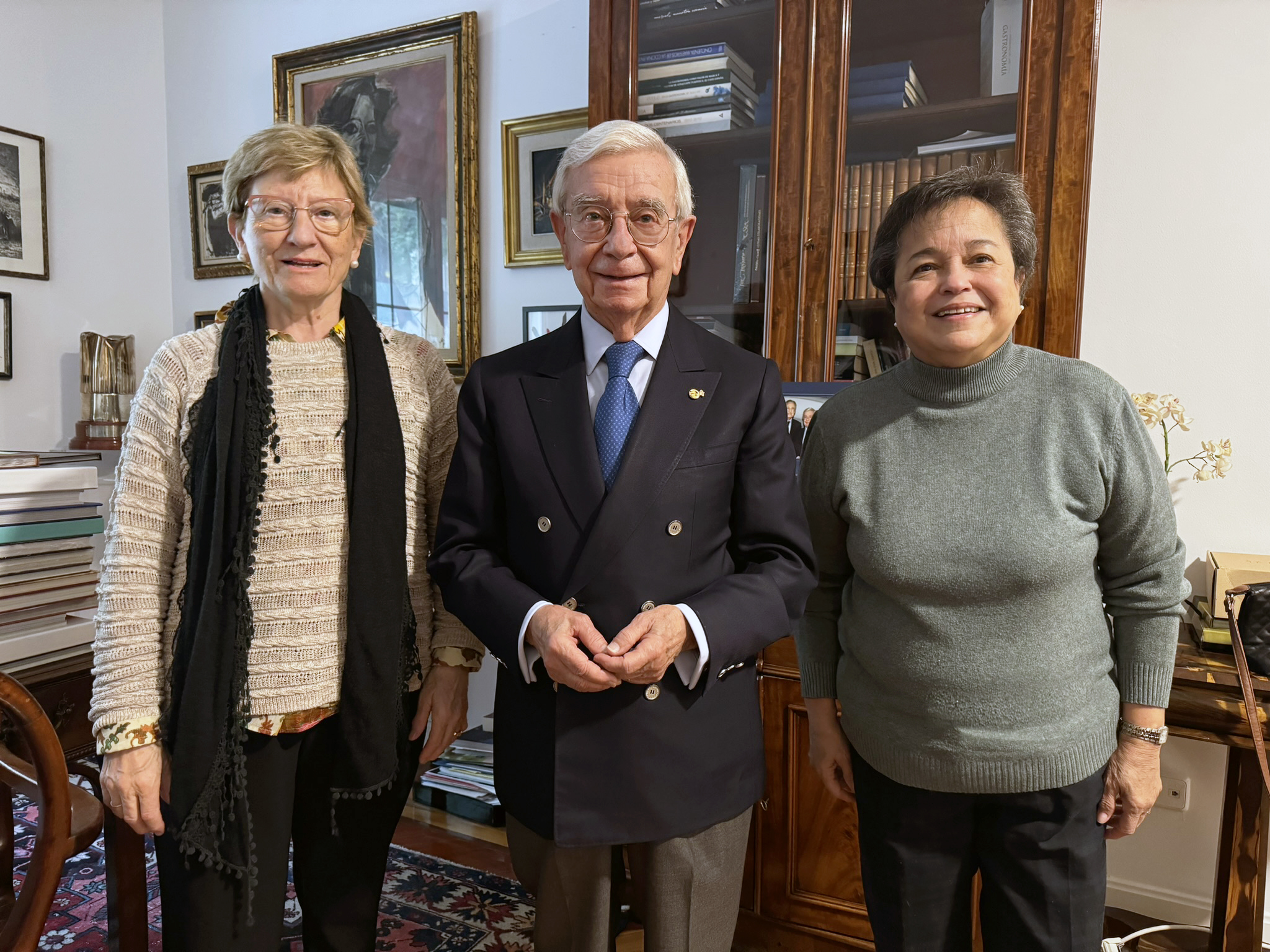 Rafael Ansón con Marina Vázquez y Paula Ruiz, autoras del libro “Iberoamérica en 100 platos”. (Foto: Rafael Ansón)