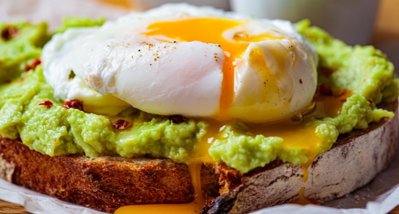 tostadas de aguacate y huevo