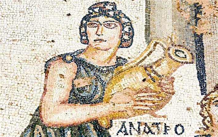 vino-mujer-roma-mosaico
