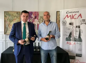 Julio Pinto y Juan Cereijo en la presentaci'on de Mica Sin