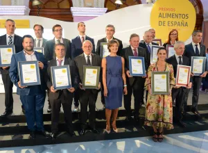 Isabel García Tejerina junto a los premiados