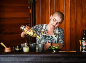 mujeres en el bar-bartender