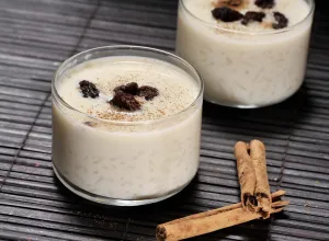 Arroz con leche de coco y pasas