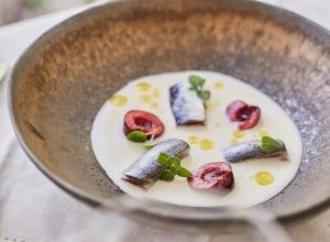 Marc Fosh-Sopa fría de almendras tiernas y aceite de oliva con sardinas marinadas y cerezas