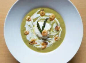 Crema de espárragos trigueros y gambas