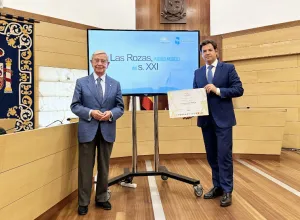 Rafael Ansón con el alcalde José de la Uz, haciendo entrega del diploma de reconocimiento como “Pueblo Modelo del Siglo XXI” a Las Rozas de Madrid.