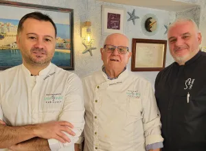 Foto Nº 1,- Jaime Sanz (padre); y Jaime y Jordi (hijos), en su restaurante Casa Jaime, de Peñiscola.