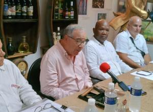 Al centro, José Rafa Malém, presidente honorario, y Eddis Naranjo Carrillo, presidente, junto a los restantes miembros de la directiva de la Asociación de Cantineros de Cuba.