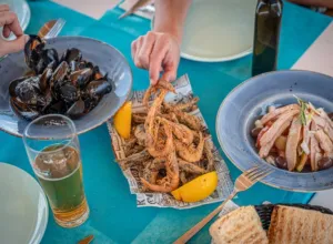 Mejillones del Delta, ensalada de ventresca con tomate payés y fritura en ‘Calma Salada’ (El Vendrell, Tarragona). Foto: Manu Mitru / Guía Repsol