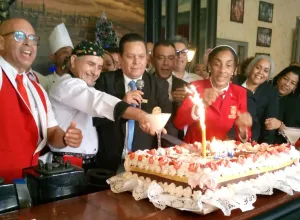 Trabajadores del Floridita picaron el cake por su cumpleaños 206.