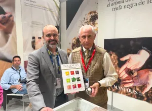 Francisco García, responsable de ventas internacionales, en intercambio con José Carlos De Santiago, vicepresidente de la Academia Iberoamericana de Gastronomía y presidente del Grupo Excelencias