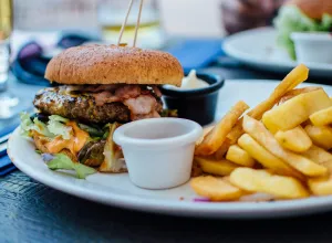 Hamburguesa y papas fritas