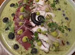 Pulpo y atún rojo marinados en salsa de leche de tigre al coco