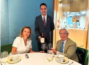 Rafael Ansón con Carolina García, propietaria de Bodegas Valduero junto a su hermana Yolanda. (Foto: Rafael Ansón)