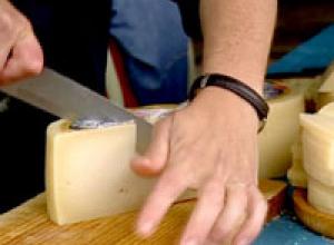 Los españoles dedican casi el cuatro por ciento de su dinero a queso
