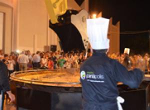 Paella gigante marca principio de la temporada turística en Piriápolis